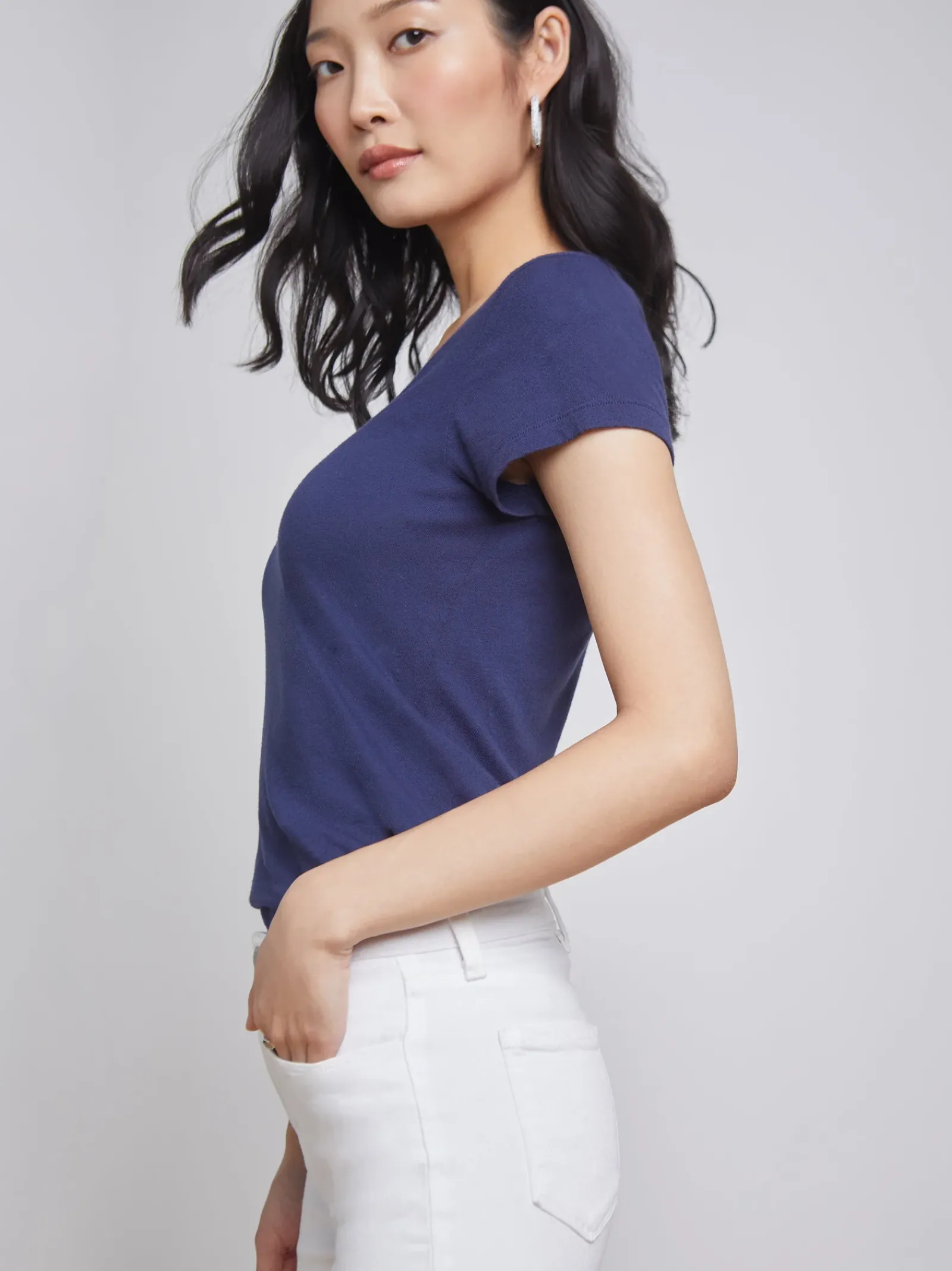 L'AGENCE Spring '24 Catalog|Essentials|Becca Cotton V-Neck Tee Navy
