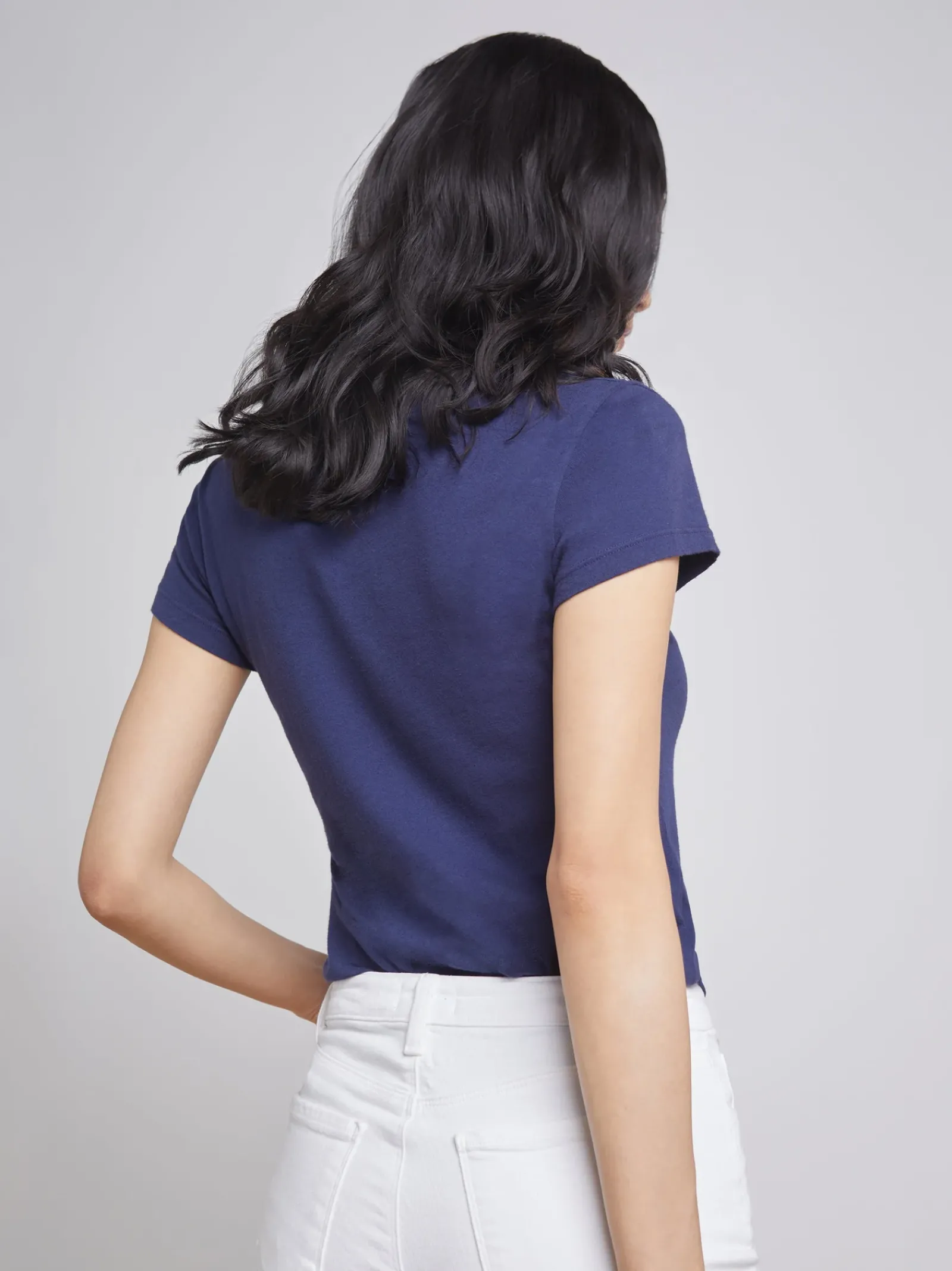 L'AGENCE Spring '24 Catalog|Essentials|Becca Cotton V-Neck Tee Navy