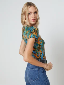 L'AGENCE Resort Collection|Print Edition|Ressi Fitted Tee Small Blue Multi Parrot Feather